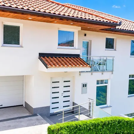 Luxury Prime With Parking Apartment *